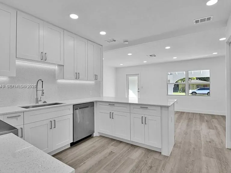 6391 SW 39th St — Photo 4