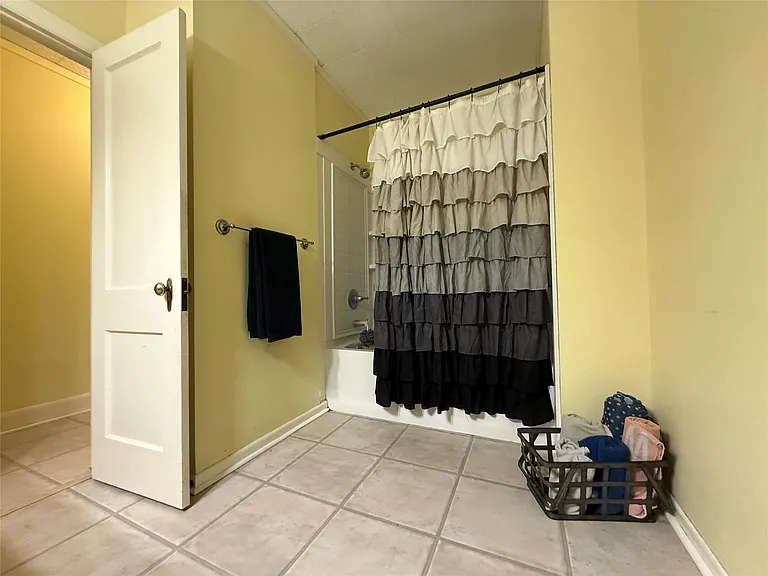 231 E Live Oak St #A — Photo 17