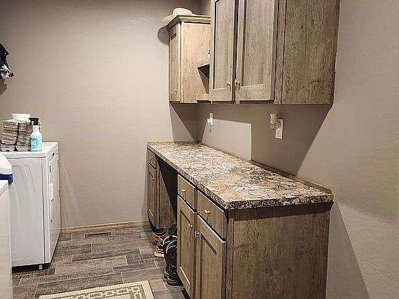 MUD/LAUNDRY ROOM