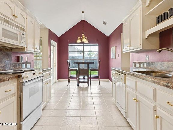 2nd image of 105 Doncaster Cir