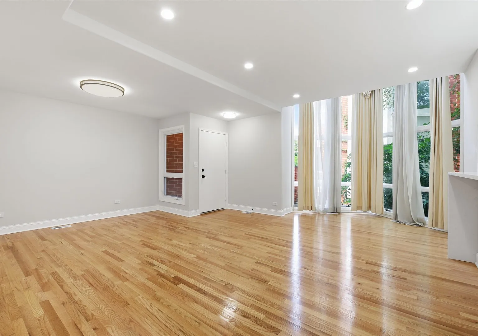 3 bed, 2.5 bath, 2400 sqft, $4,500 — Photo 4