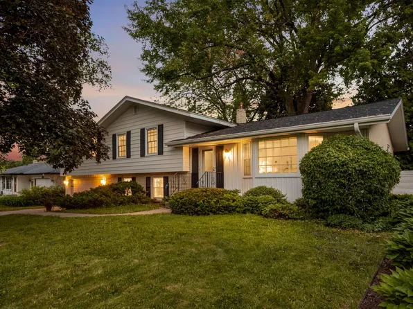 1740 Stanbridge Ave, Roseville, MN 55113