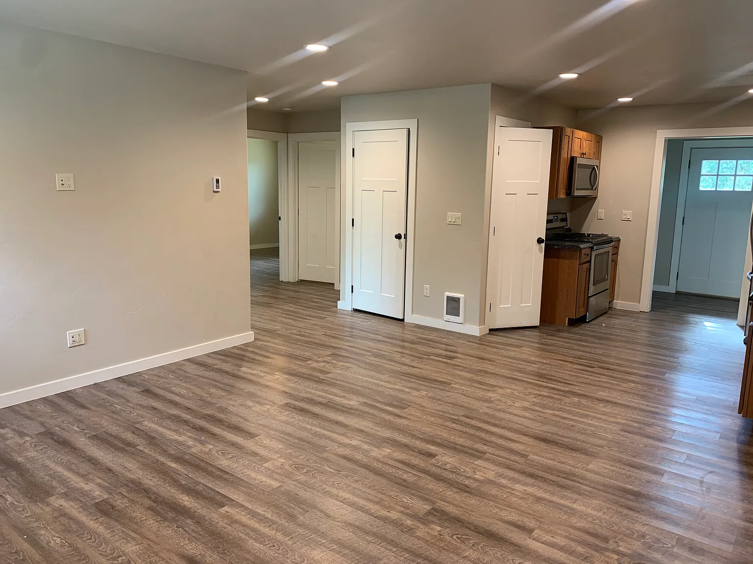 3 Bedroom 2 Bath Open Floor Plan Duplex — Photo 2