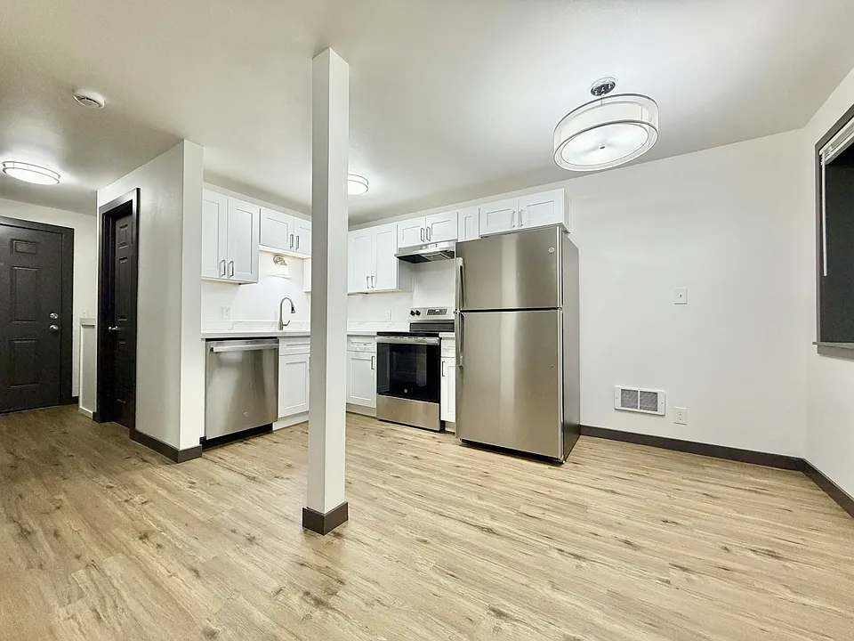 9050 Greenwood Ave N #104