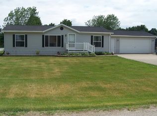 129 E Honey Creek Dr, Manchester, IA 52057