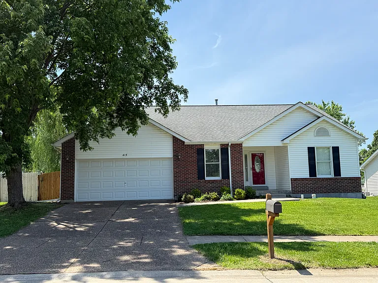 415 Harby Dr — Photo 1
