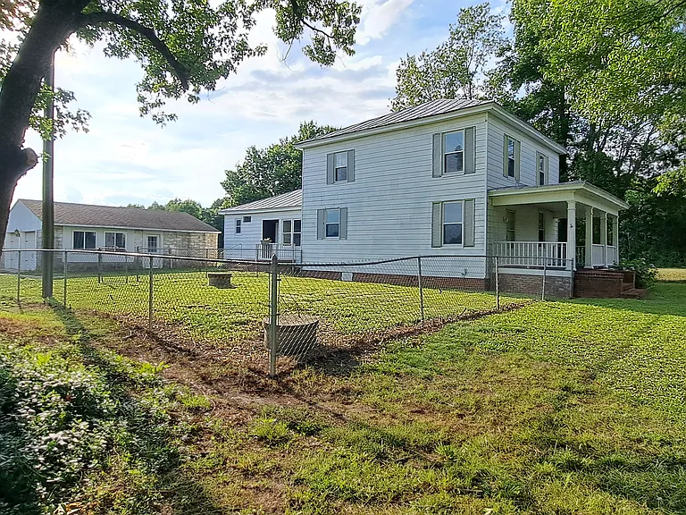 781 Kingsale Rd — Photo 2