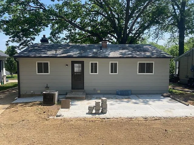 821 Evans Ave — Photo 2