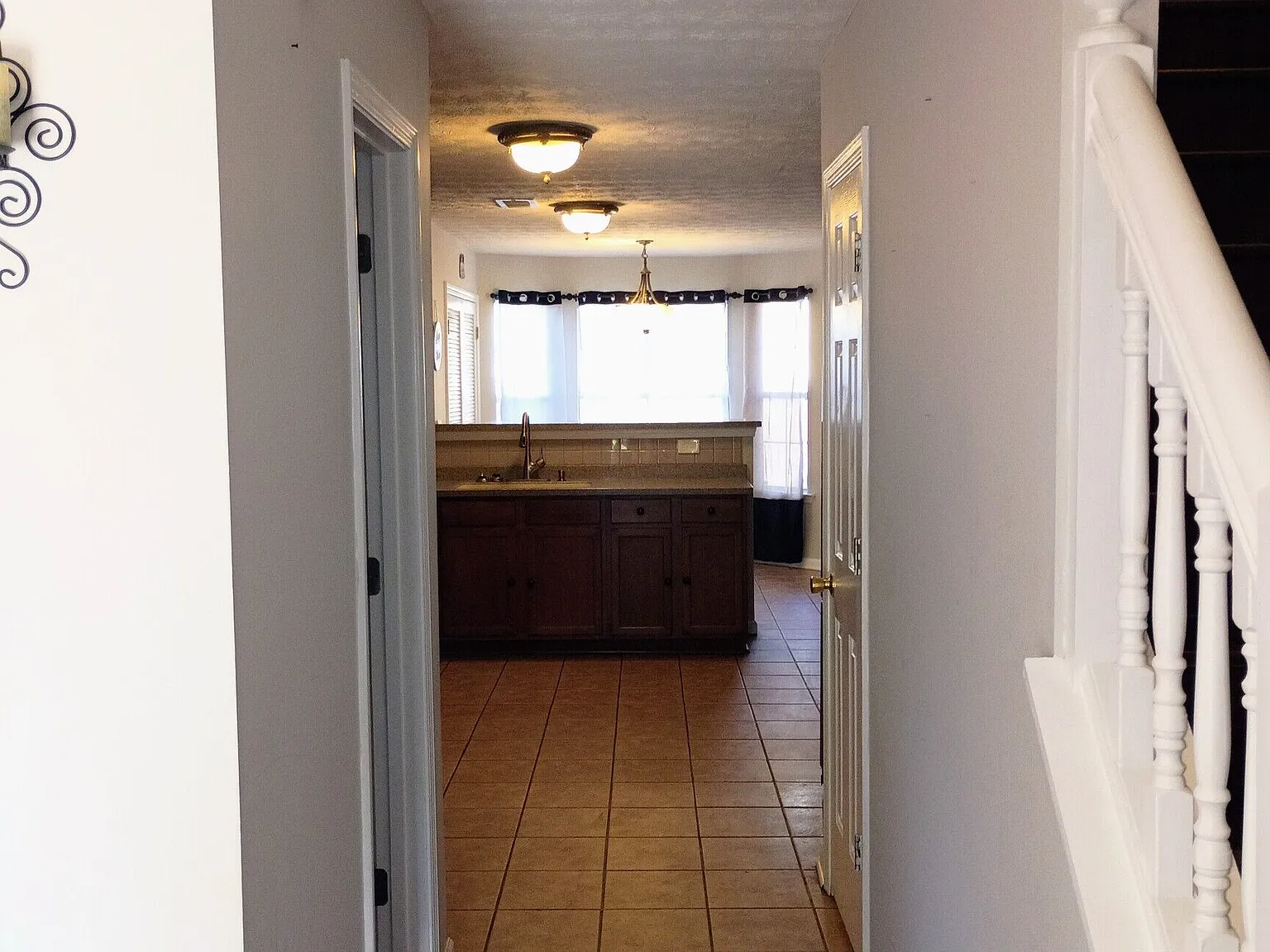4 bed, 2.5 bath, 2650 sqft, $2,400 — Photo 4