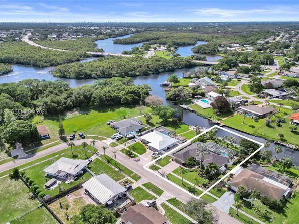 462 NE Cornwall Ave, Pt Saint Lucie, FL 34983