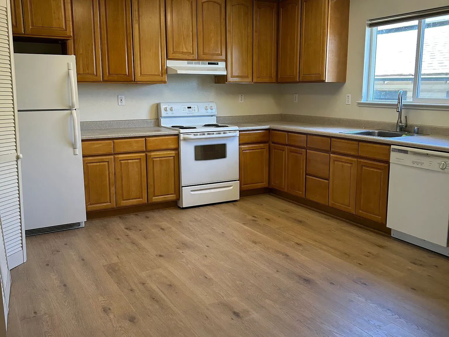3 bed, 1350 sqft, $2,995 — Photo 3