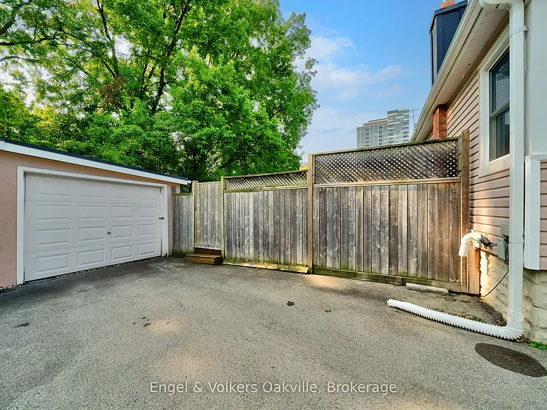 1354 Ontario St — Photo 20