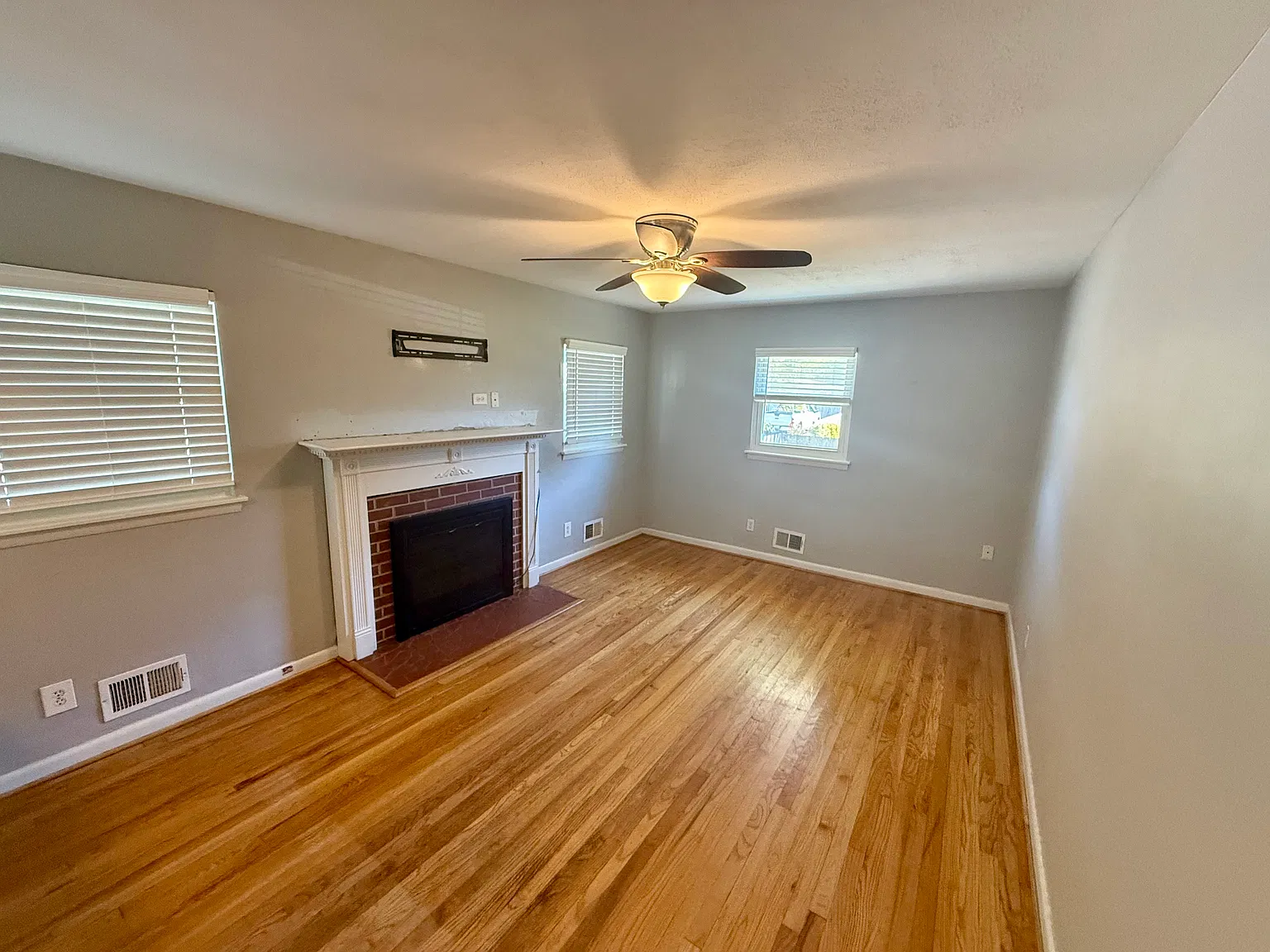 3 bed, 1300 sqft, $2,495 — Photo 2