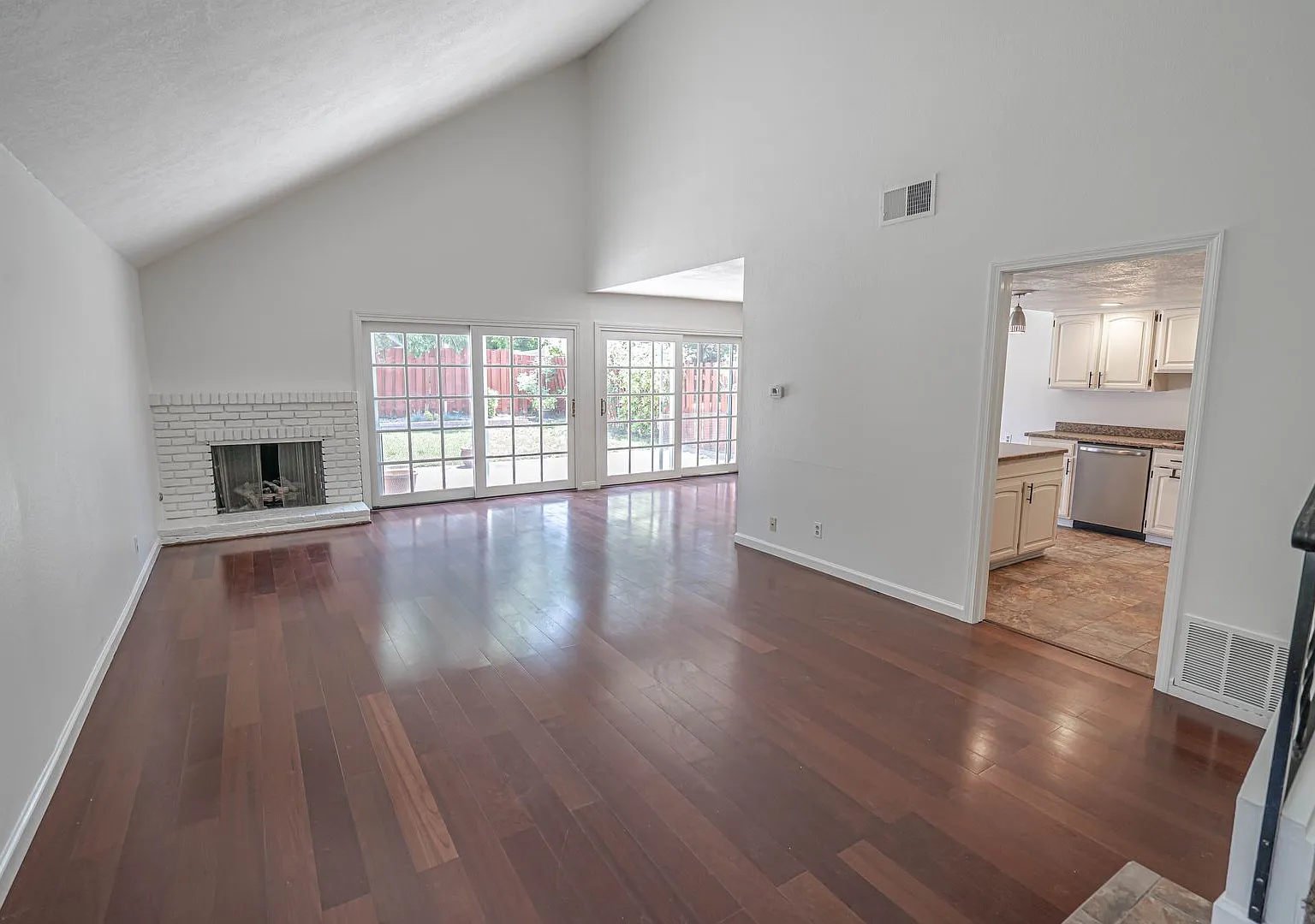 4 Bedroom Home for Rent in Valencia! — Photo 2