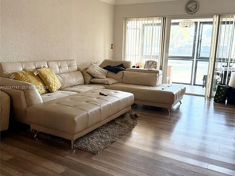 120 Lakeview Dr #114 — Photo 2