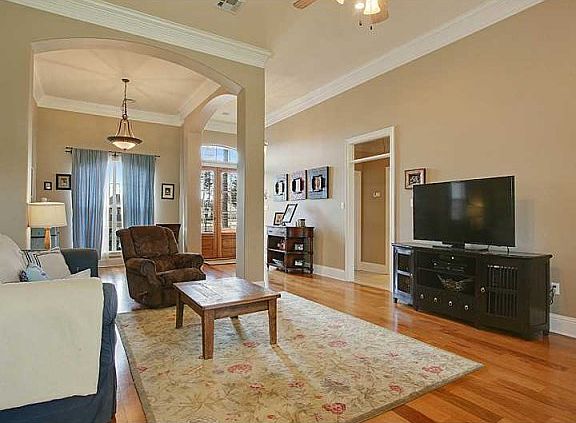 4th image of 1049 Creek Ct