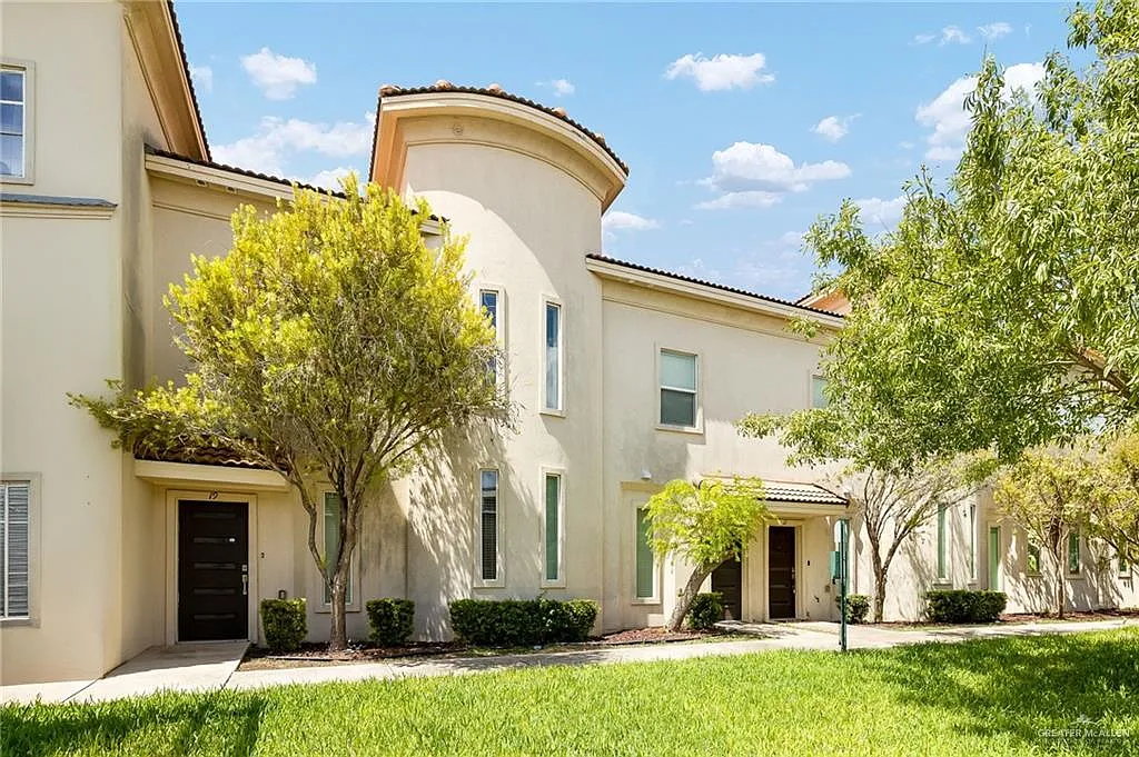 2 bed, 2.5 bath, 1349 sqft, $1,900 — Photo 3