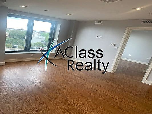 4th image of 27-18 Hoyt Ave S #7BB