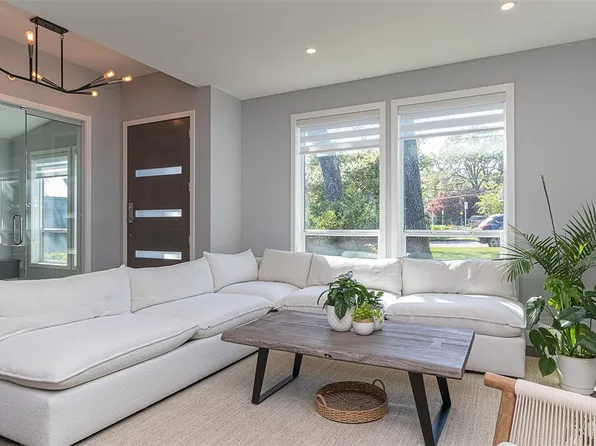 909 Bank St, Victoria, BC V8S 4B1