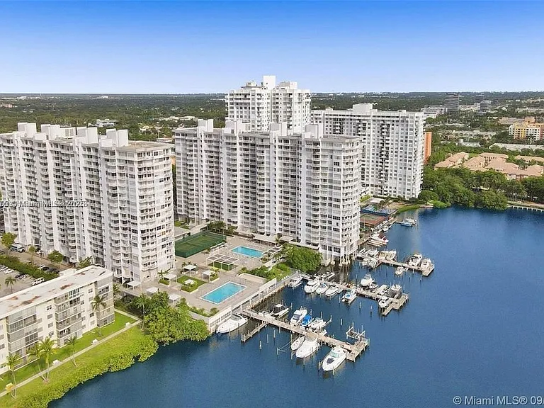 18031 Biscayne Blvd #1402 — Photo 2