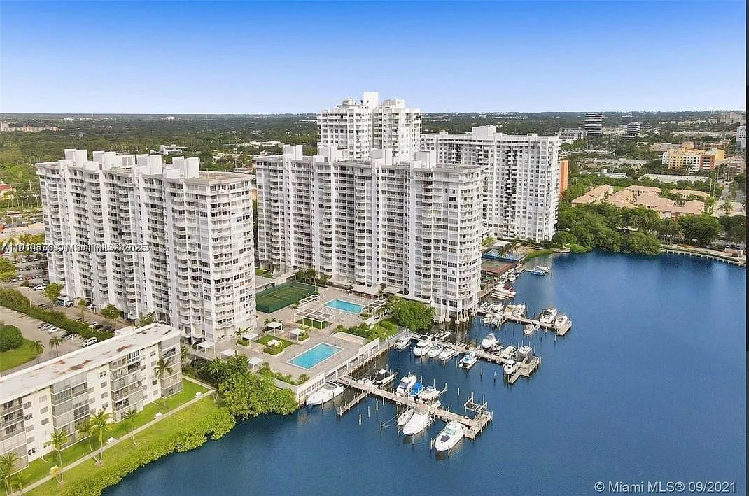 Building Photo - 18031 Biscayne Blvd #1402