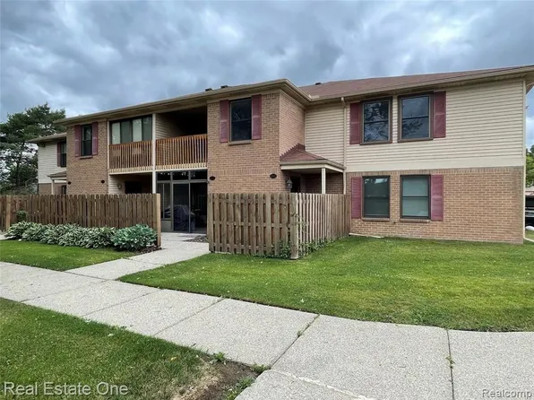 19317 Surrey Ln, Northville, MI 48167