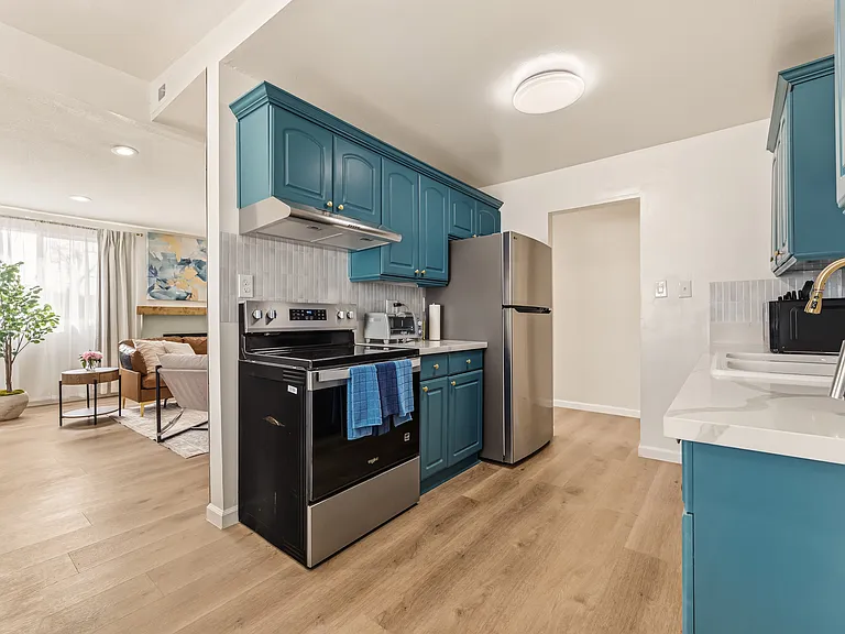 1105 W Berkeley Ct — Photo 13