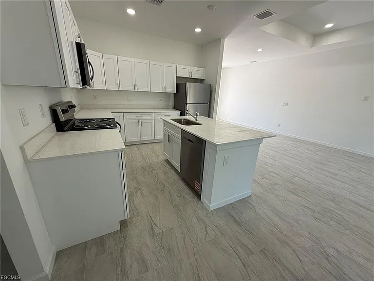 1115 Cove St E — Photo 6