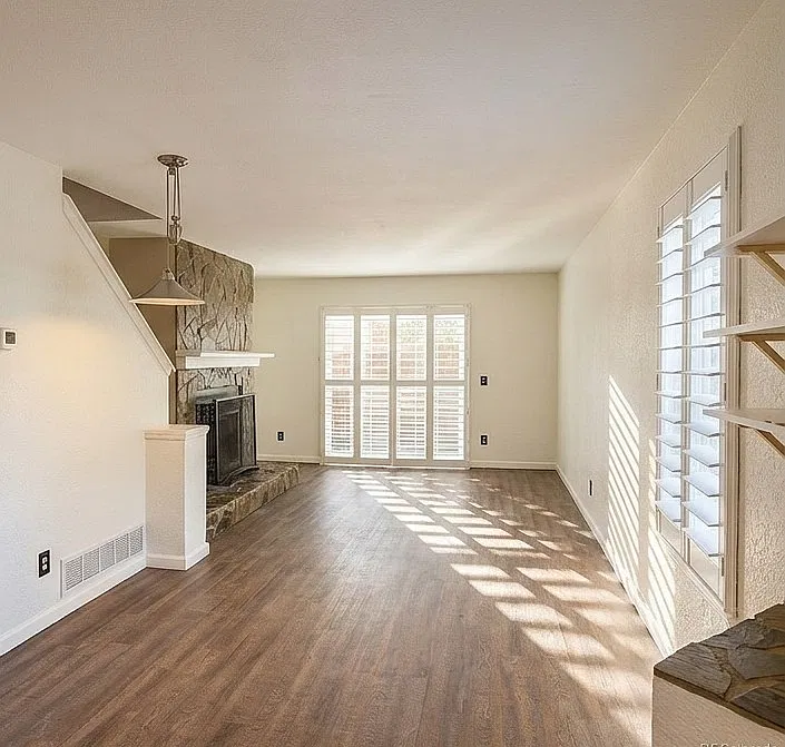 2 bed, 1.5 bath, 972 sqft, $2,450 — Photo 2