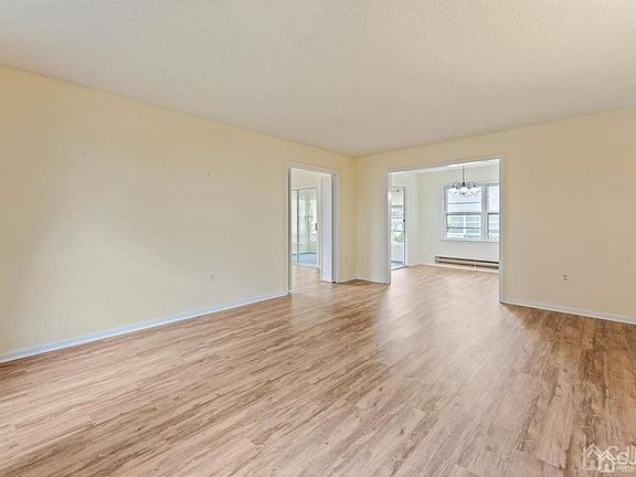5th image of 637 Yale Way #B