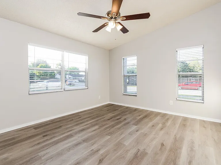 620 Riverwoods Cir — Photo 3