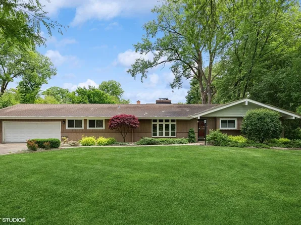441 Warwick Ln, Crystal Lake, IL 60014