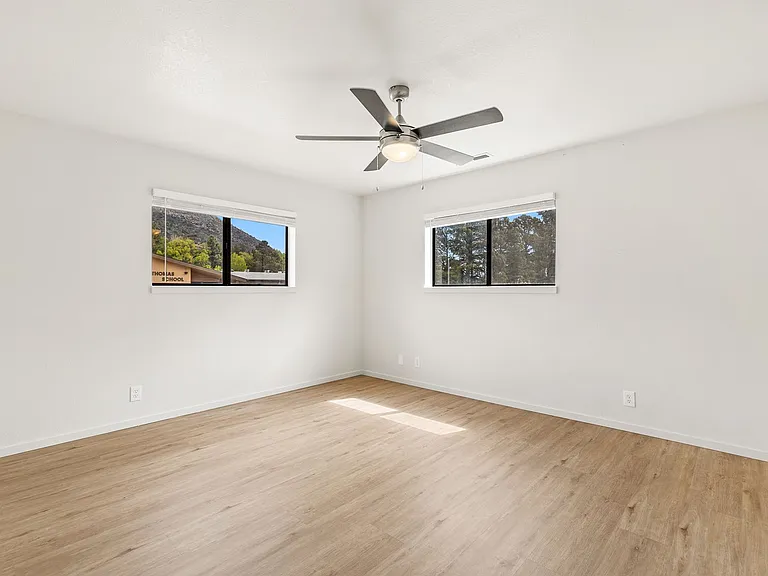 3325 E Lockett Rd — Photo 29