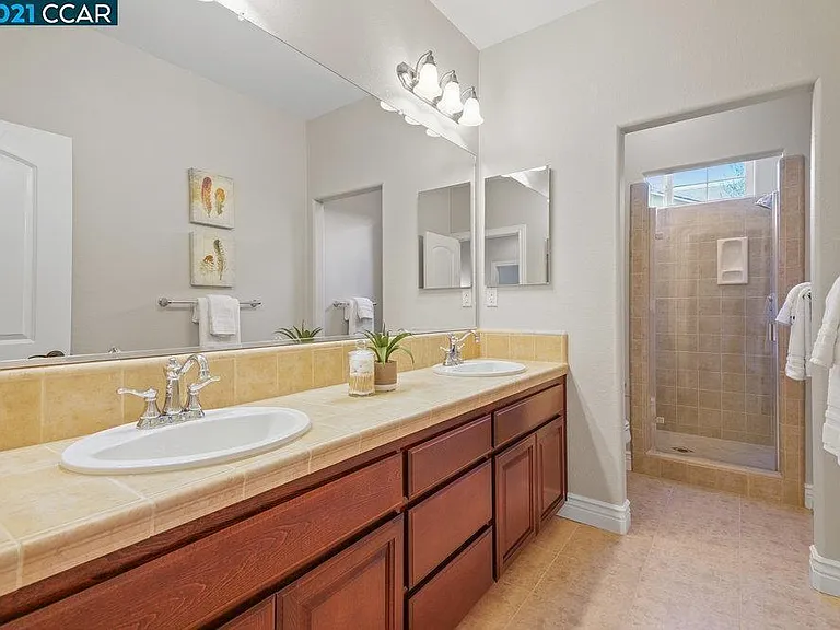 513 Wells Ct — Photo 18