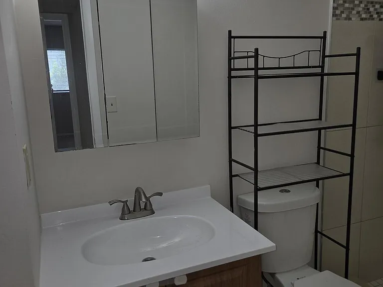 1141 Lake Victoria Dr #H — Photo 16