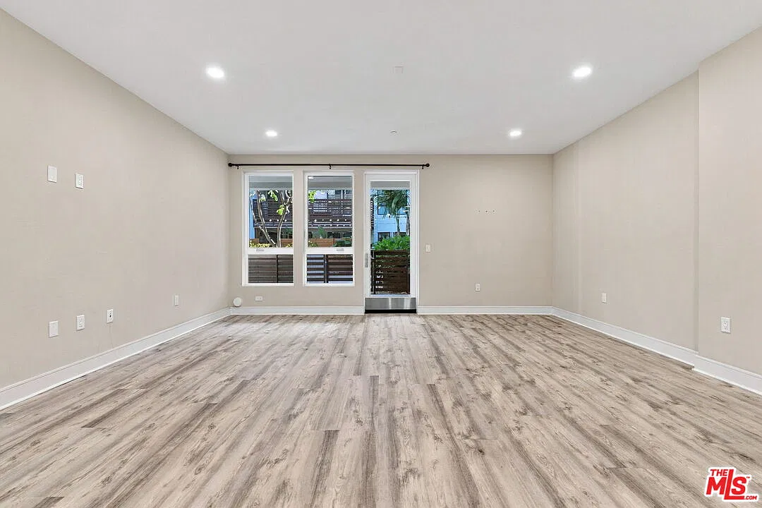 6030 S Seabluff Dr — Photo 4