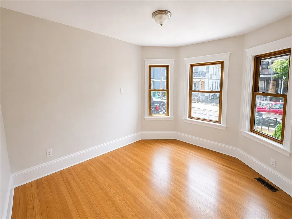 5 bed, 2.0 bath, 1700 sqft, $5,995 — Photo 3
