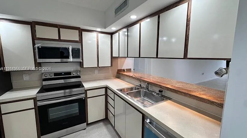 Building Photo - 1703 Whitehall Dr #104