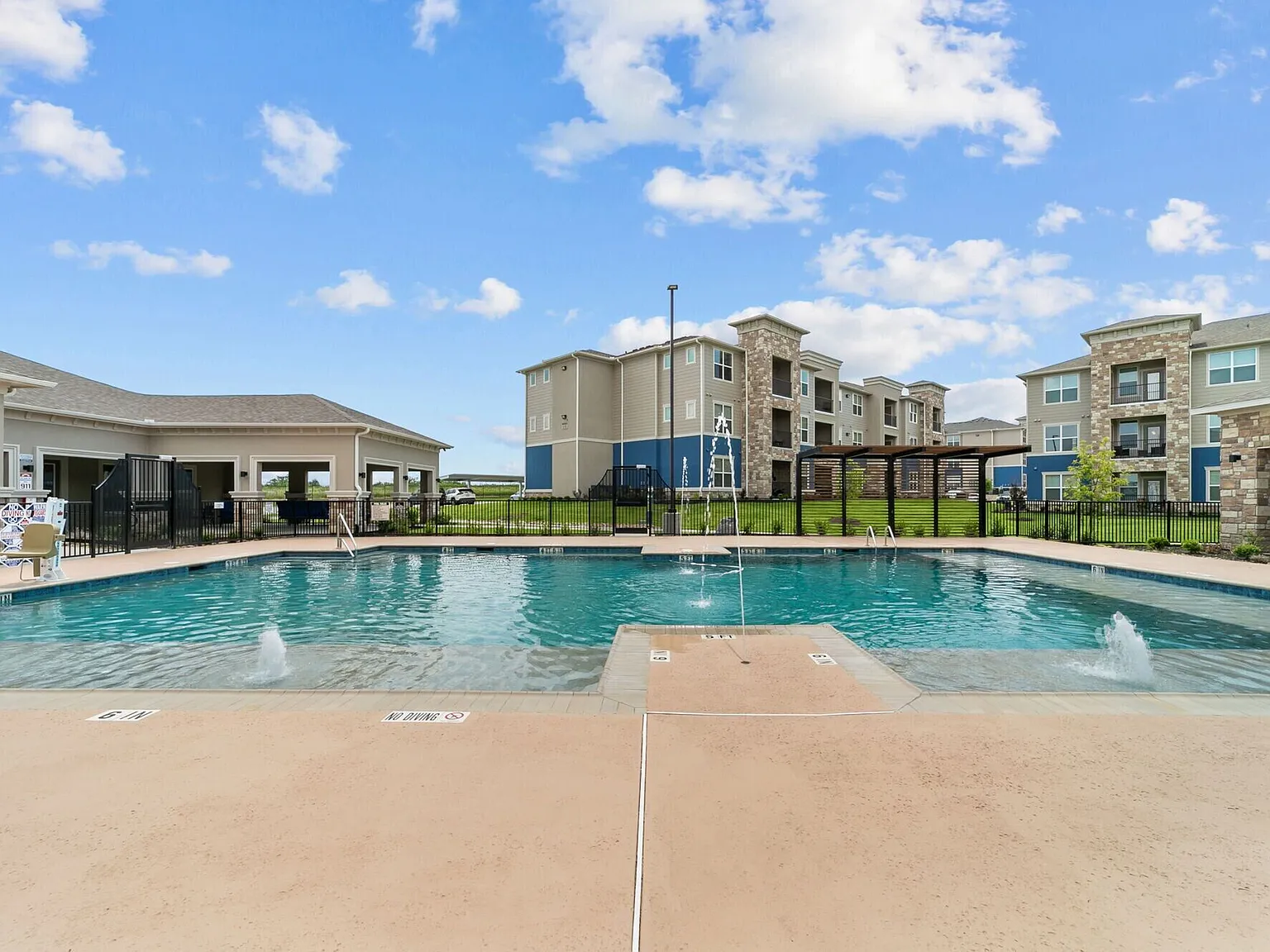Cross Timbers Apartments — Photo 1