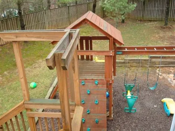 9113 Tallfield Ct, Lanham, MD 20706