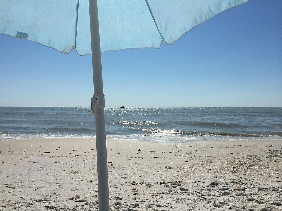 Barefoot Beach 10 mins