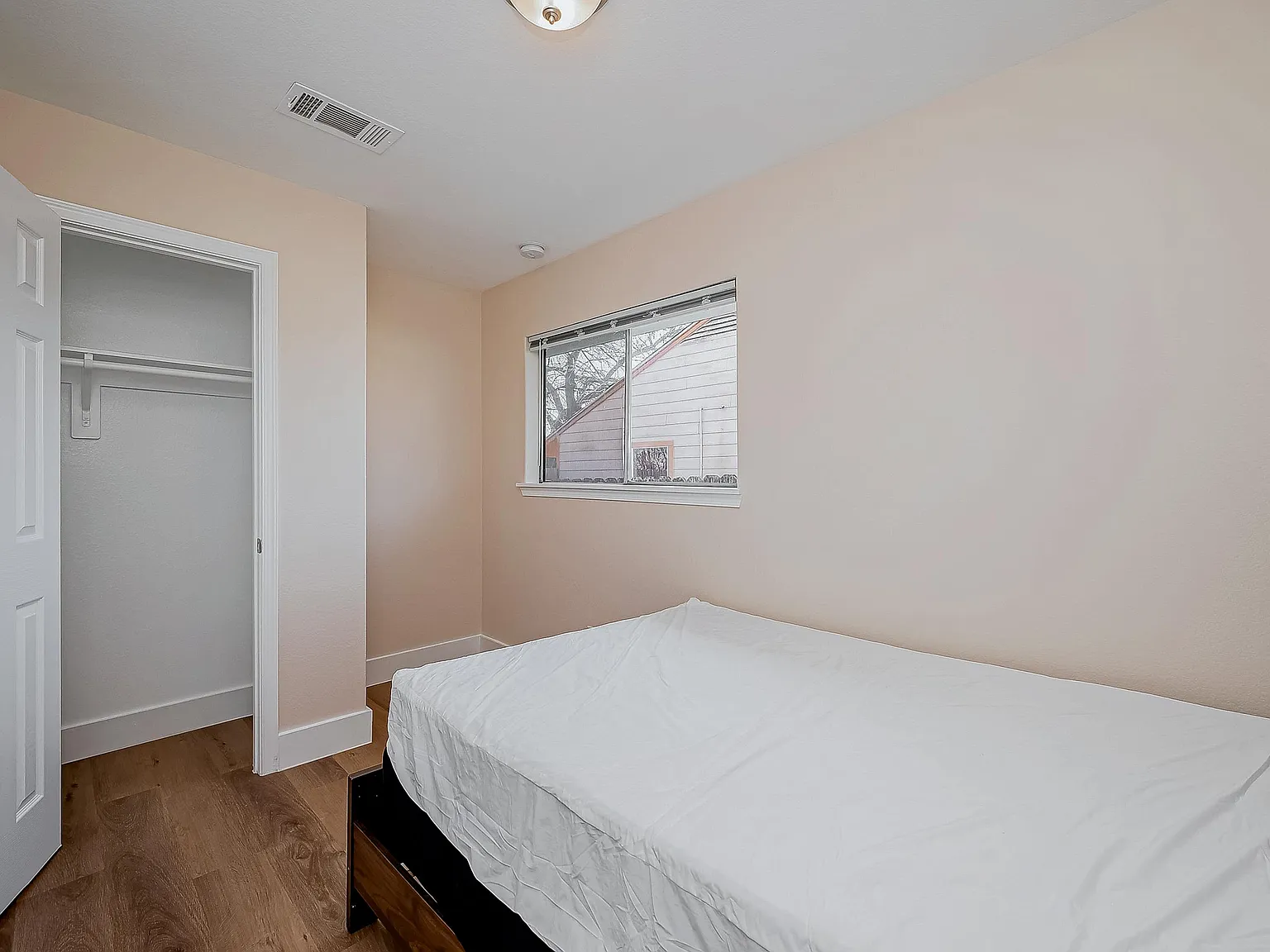 4 bed, 4.0 bath, 2379 sqft, $680 — Photo 2