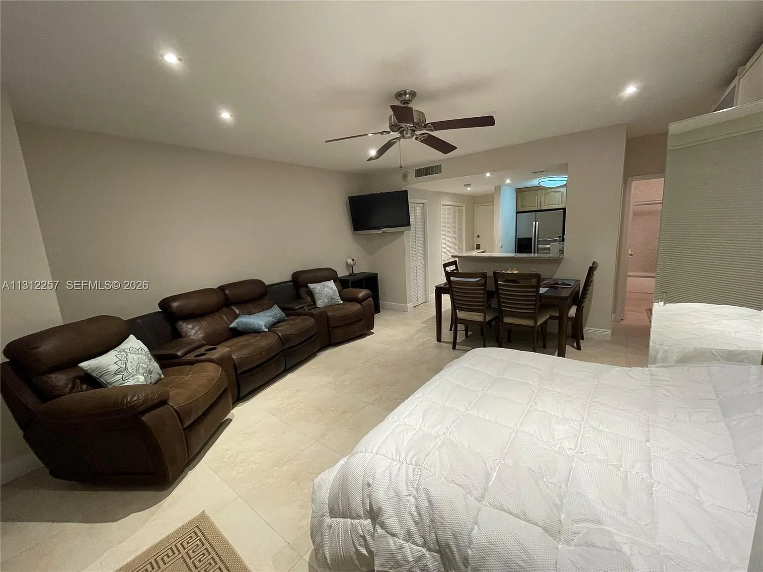 Alexander Towers Condo — Photo 3