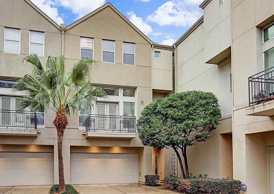 Beautiful, modern 3-story townhouse in a Cottage Grove gated community.