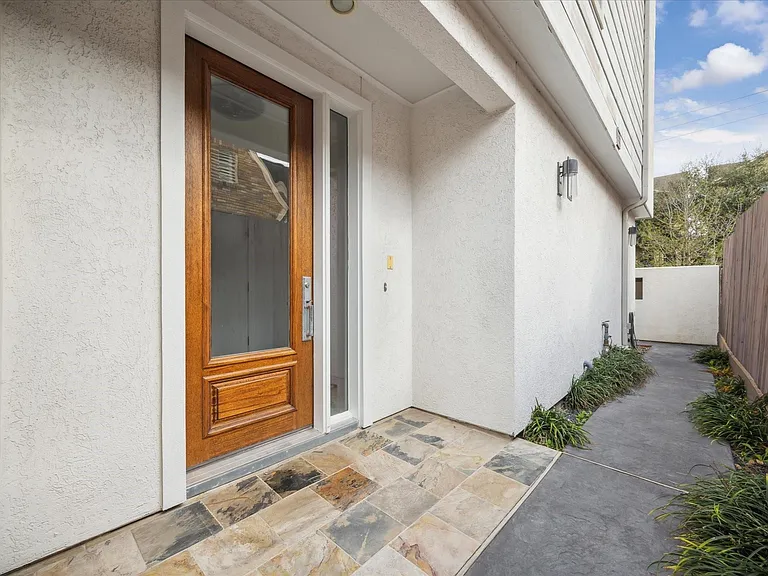 1012 Stanford St — Photo 3