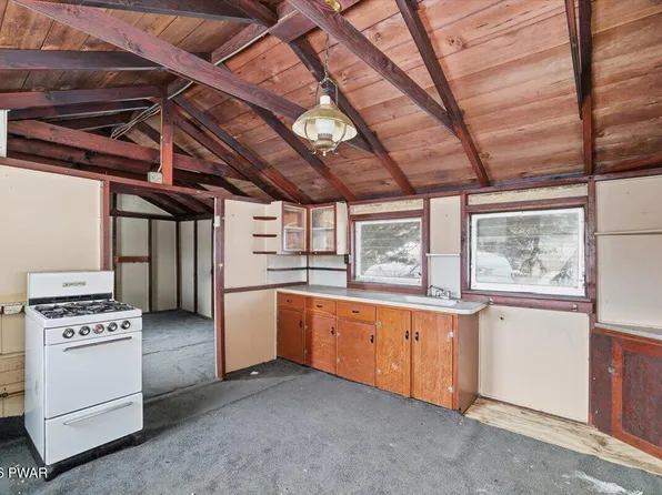 107 Circle Ln, Greentown, PA 18426