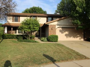 18 Fountain Lake Ct, Bloomington, IL 61704