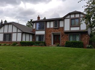 1560 Caliper Dr, Troy, MI 48084