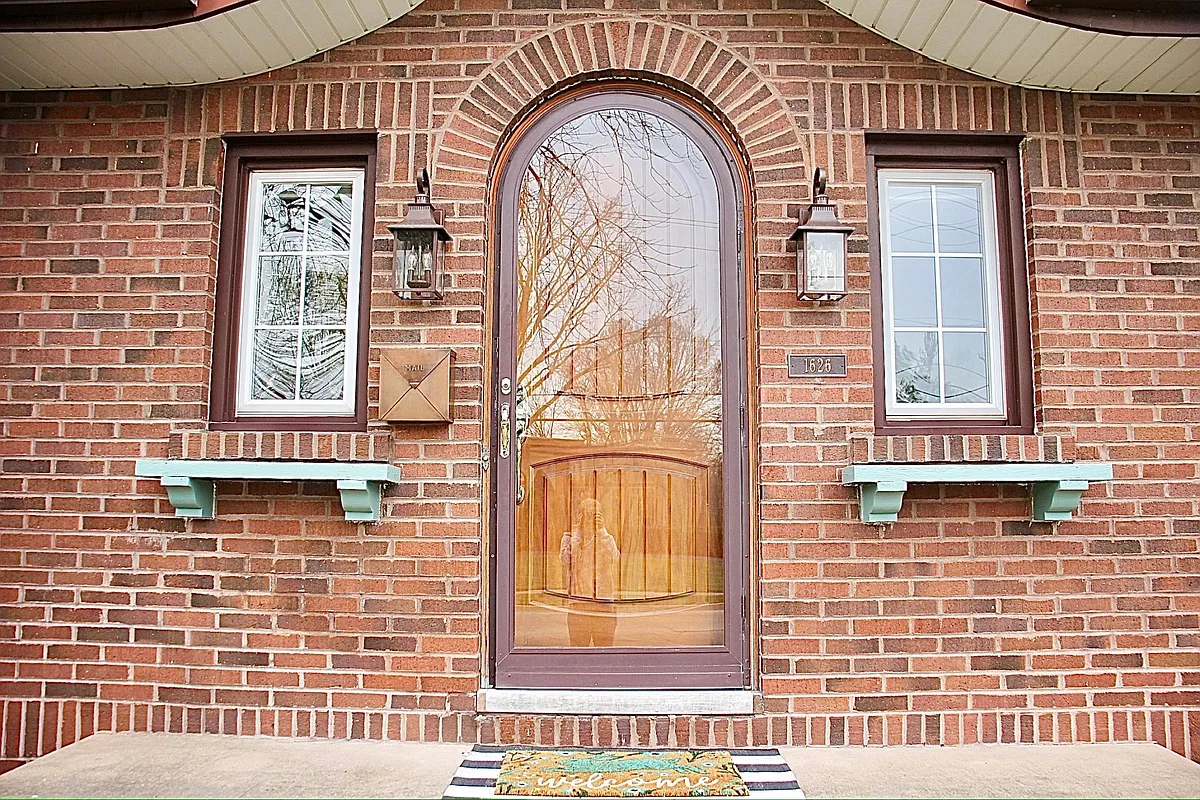 Custom arched entry doorway. - 1626 W Main St
