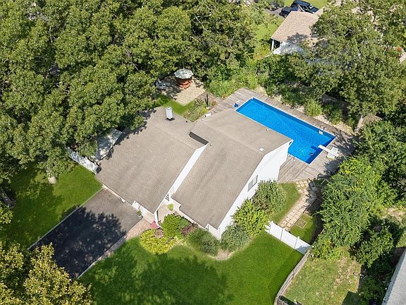 2nd image of 27 Sugarbush Lane